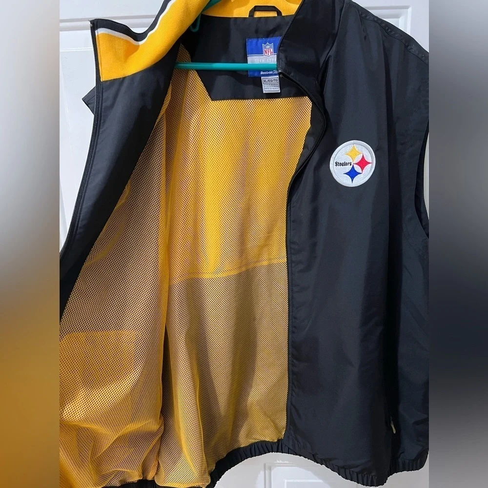 Men’s Steelers windbreaker vest. NWOT SIZE XL Reebok